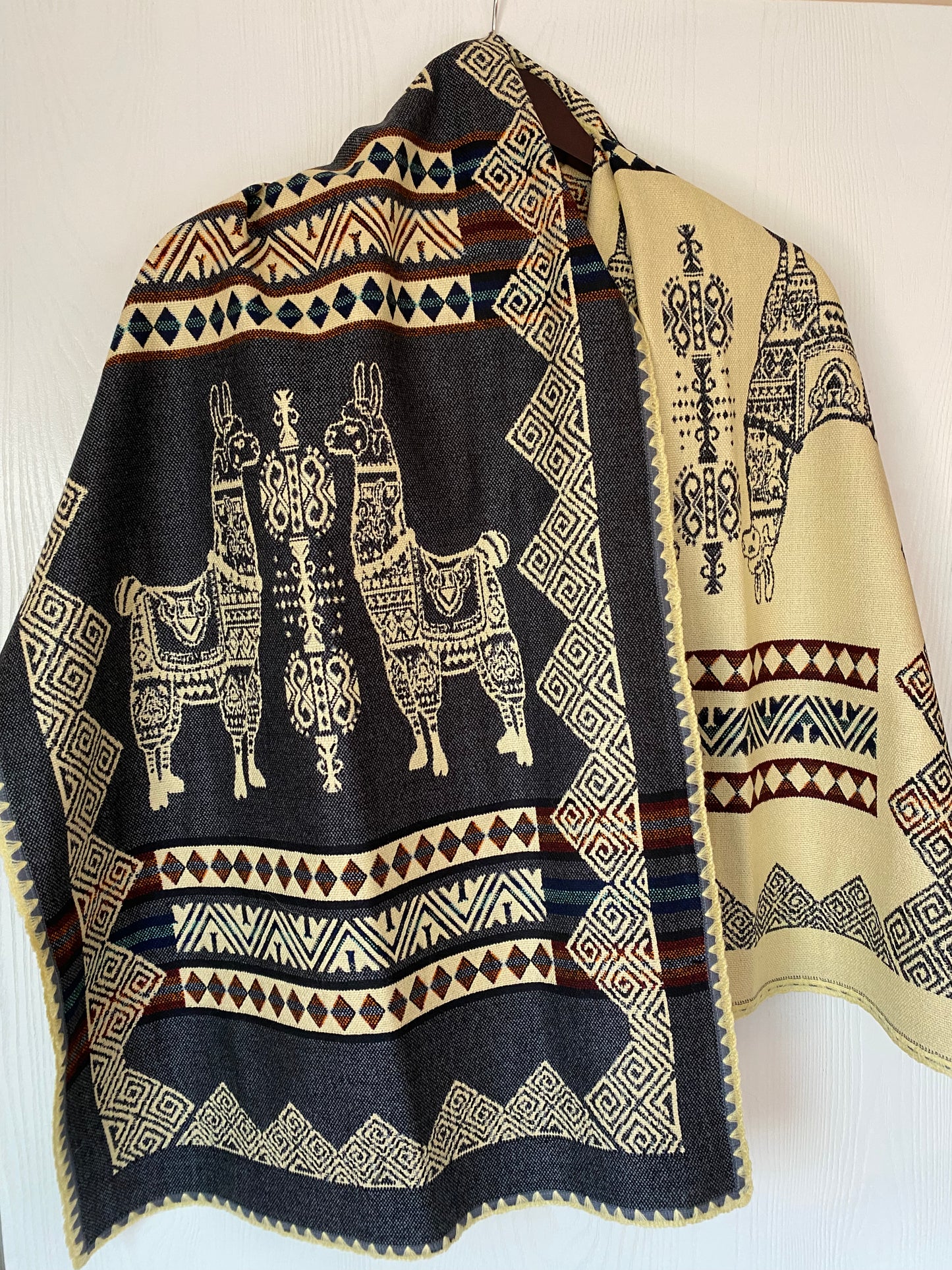 ReversibleTable Runner -  Llama Design